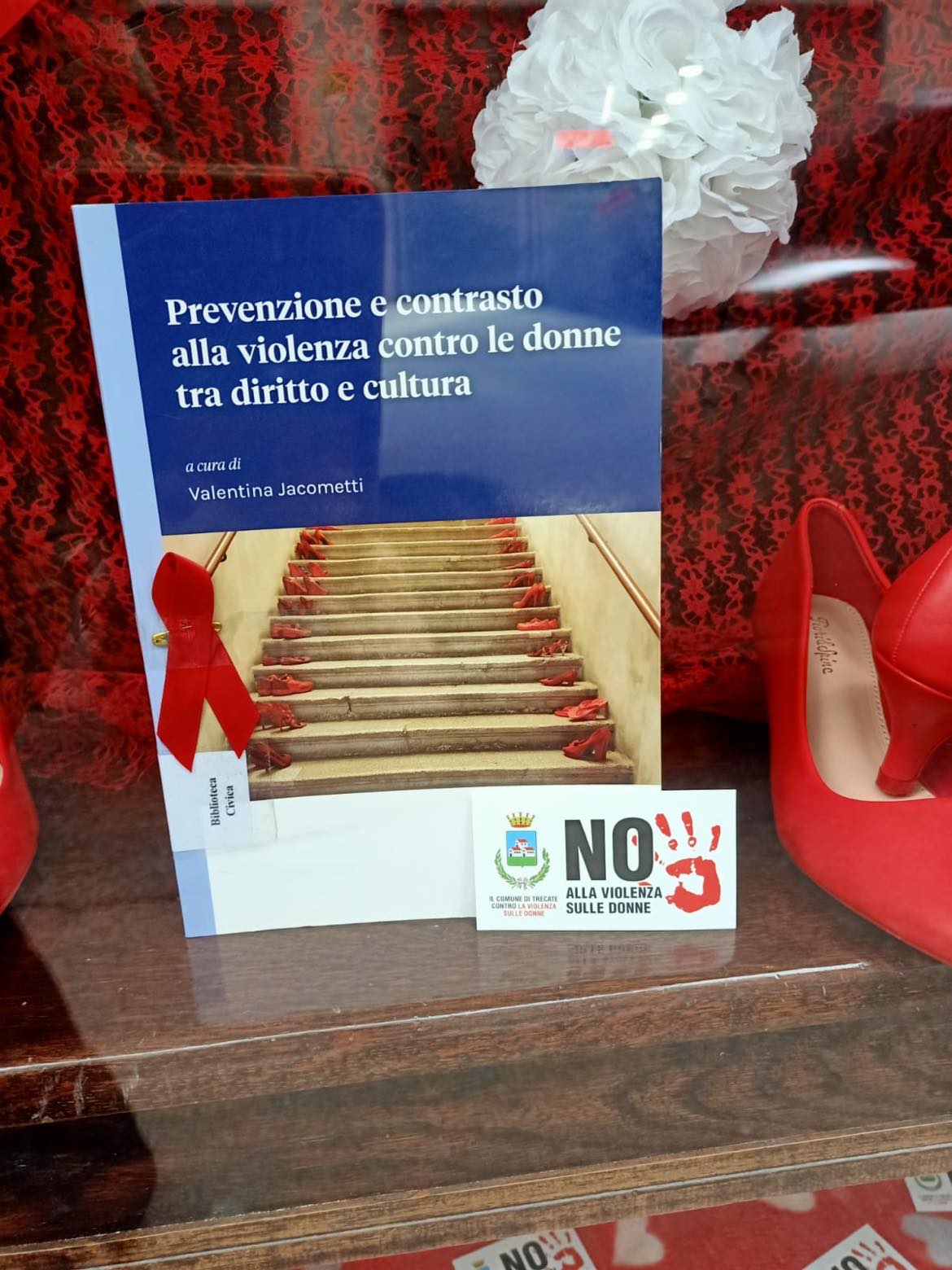 Giornata internazionale contro la violenza sulle donne: spazi comunali allestiti dai volontari della Biblioteca