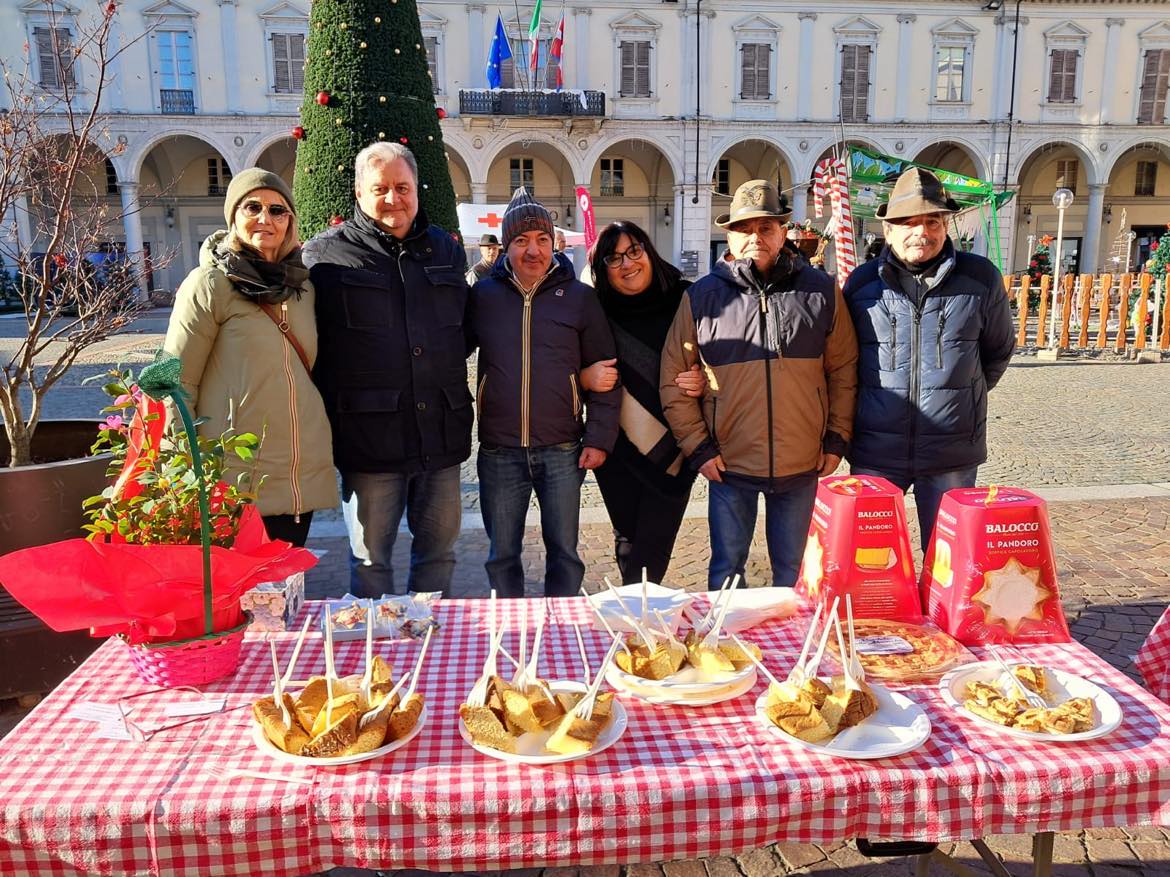 In piazza Cavour gli auguri dell'Amministrazione ai Trecatesi