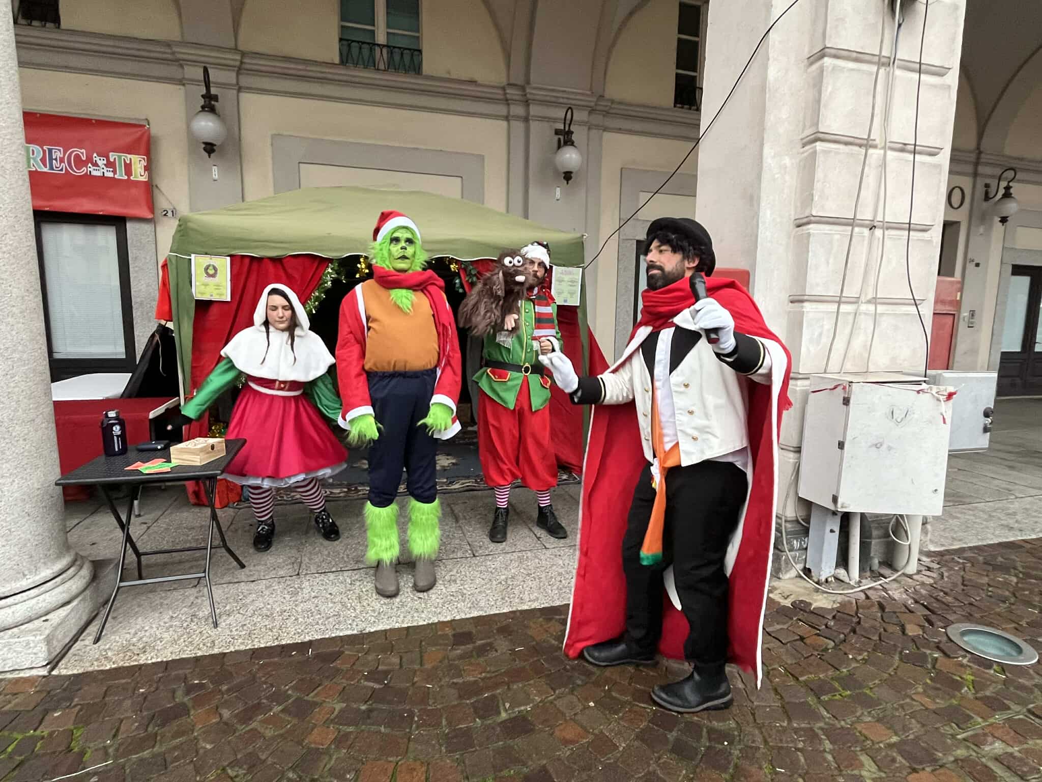 Numerosi bambini trecatesi hanno visitato la casa del Grinch allestita in piazza Cavour