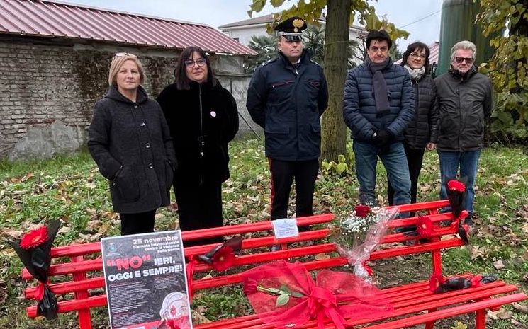 Giornata internazionale per l'eliminazione della violenza contro le donne: inaugurata la panchina rossa nel parco della frazione San Martino