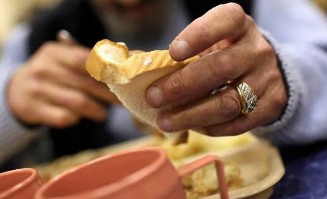 Approvata la nuova convenzione della Città di Trecate con la Parrocchia e i volontari de "Il pane quotidiano"