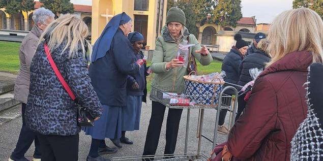 Un dono natalizio per i partecipanti al rosario mensile al cimitero comunale