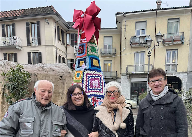 In piazza Cavour presepe, casa di Babbo Natale, abeti decorati dai bambini delle scuole e, con l'"Albero del cuore", si accende la solidarietà