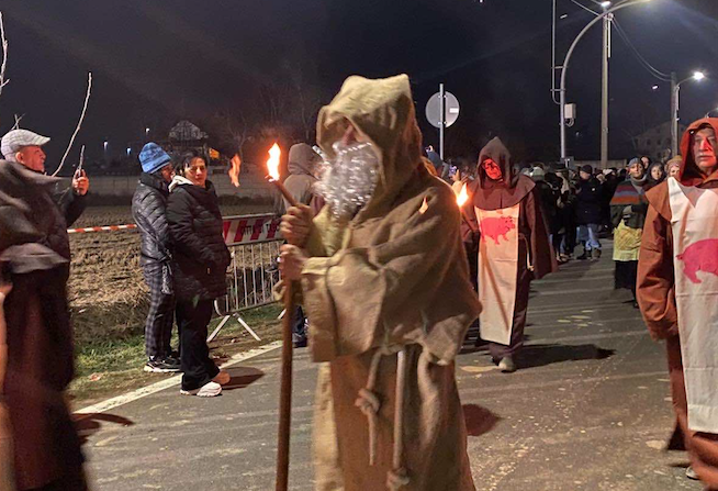 Cinquecento persone hanno assistito al "Tradizionale falò di sant'Antonio abate" organizzato dal gruppo "Amici 52", dalla Città di Trecate e dalle associazioni locali