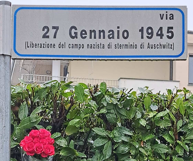 Un mazzo di fiori dell'Amministrazione in via 27 gennaio 1945