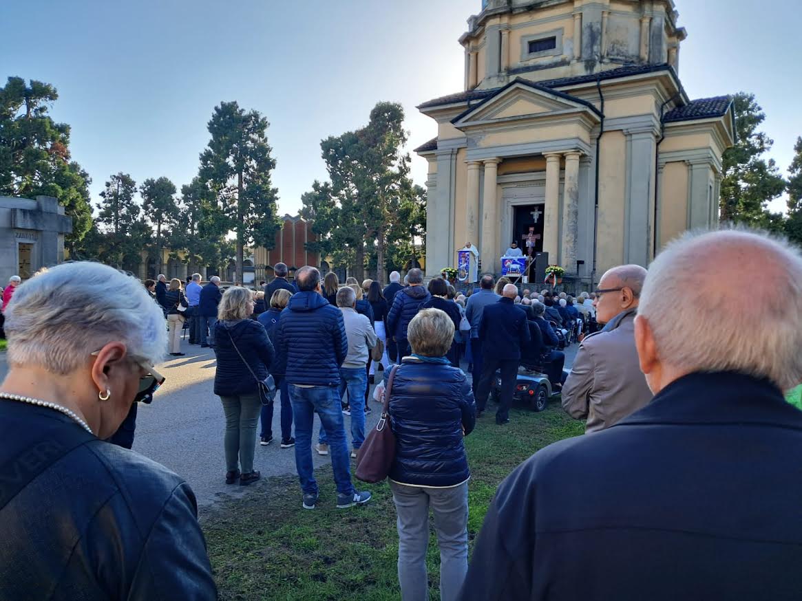 Numerosi partecipanti alle funzioni organizzate al cimitero in occasione della ricorrenza dei Defunti