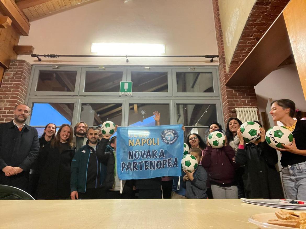 Dono dell'associazione "Club Napoli Novara partenopea" ai ragazzi del Centro "Sth" in ricordo di Maradona